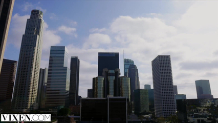 Блондинка с красивой фигурой сосет своему парню во время страстной ебли