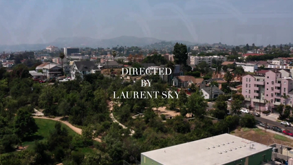 Молодую брюнетку с красивой попкой трахают раком на кровати