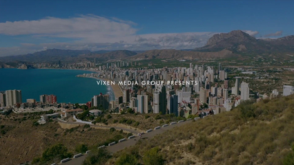 ЖМЖ секс с двумя красивыми моделями на белых простынях