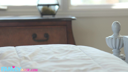 Сводная сестра азиатка любит трахаться с большим членом брата