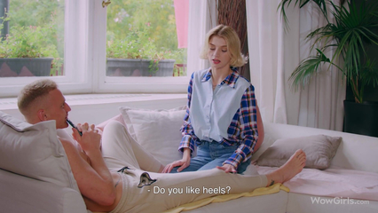 Блондинка соблазнила парня на секс и уселась на его член для ебли