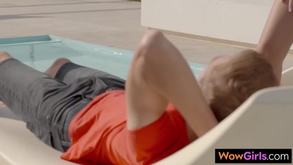 ЖМЖ порно – две горячие телочки делят между собой член парня у бассейна