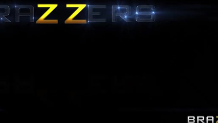 Анальный ЖМЖ секс с двумя грудастыми красотками на свежем воздухе