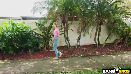 За деньги худая молодая девка отдалась в автобусе для секса