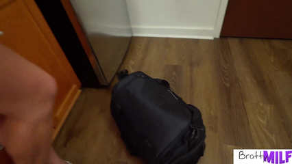 Чертовски горячая мачеха рабочим ртом полирует хуй пасынка