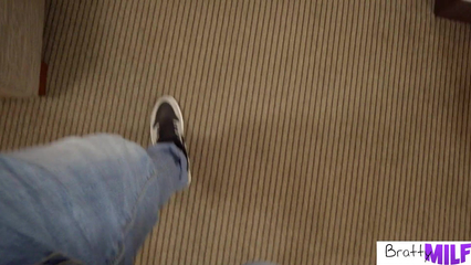 Грудастая мачеха пристрастилась сосать большой член пасынка