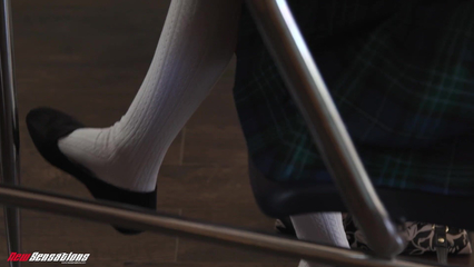 Азиатская молодая студентка отдалась преподавателю за зачет