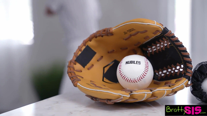 Раздвинула ноги перед сводным братом, чтобы выебал на кухне