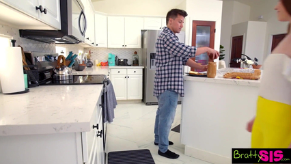 Не прошел мимо и трахнул сводную сестру в разорванных лосинах