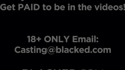 Секси блондинка кончает от длинного черного члена в розовой киске