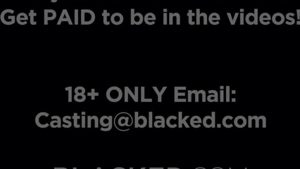 Блондинка модель сосет большой хуй негра и трахается с ним до утра