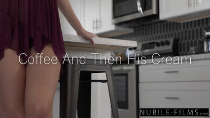 Сводные брат и сестра шпилятся на кухне, пока никого нет дома