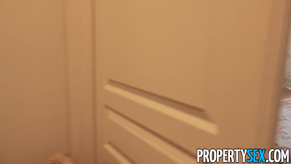 Молодая брюнетка насосала себе должность агента по недвижимости