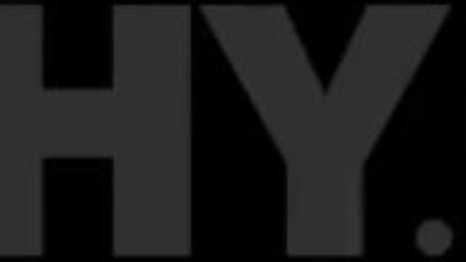 Молодая красотка не ожидала, что парень засунет член в попку на пляже