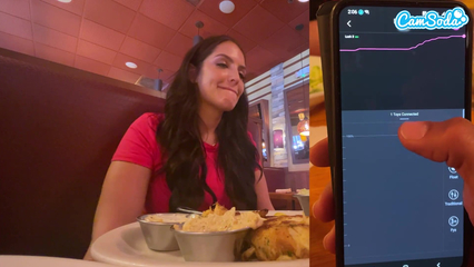 Парень управляет моим оргазмом в ресторане через телефон и вибратор