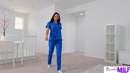 Мачеха медсестра помогла пасынку опустошить яйца от спермы