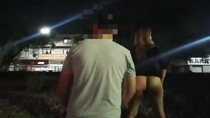 Развратная парочка трахается вечером на улице