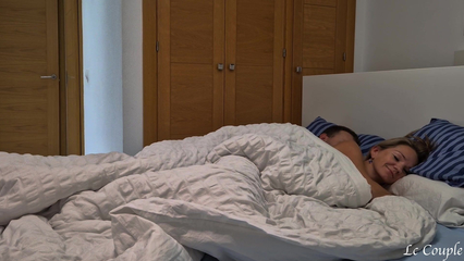 Приемная дочь подсматривает как трахаются родители и по-тихому дрочит пизду