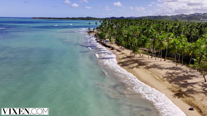 Смуглая модель своей аппетитной киской соблазнила фотографа на секс
