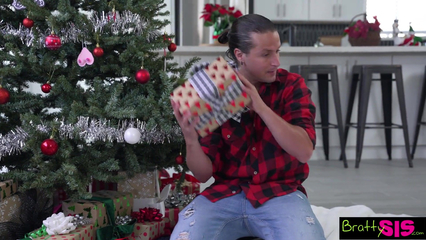 Рождественский секс с двумя сестрами под новогодней ёлкой – это самый лучший подарок