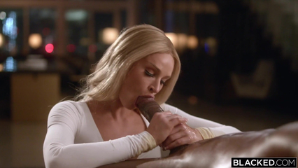 Сексапильная массажистка не может оторваться от вкусного шоколадного члена клиента