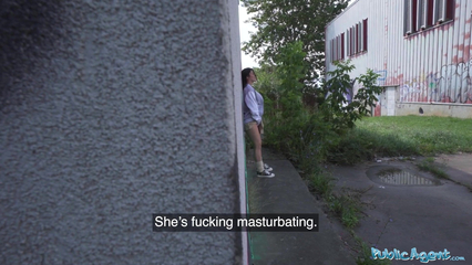 Трахнул телку у себя в машине, когда поймал ее за мастурбацией на улице