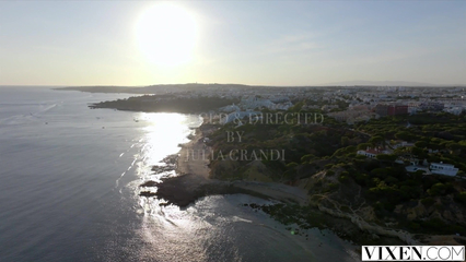 Молодая девка не устояла и дала женатому мужчине полизать свою киску