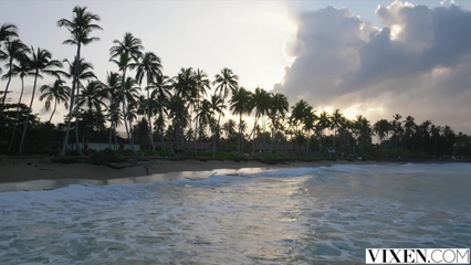 Чернокожая певица Nicole дала фанату полизать свою сладкую шоколадку