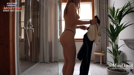 Трахнул симпатичную подругу в душе, когда увидел её голой