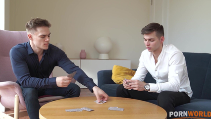 Возбужденная милашка соблазнила на секс втроем своего парня и его друга