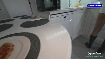 Заботливая мамка моего друга учит меня правильно трахаться