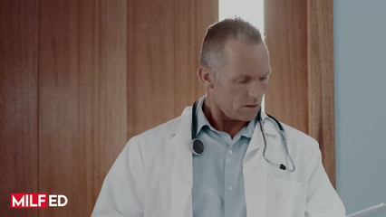 Озабоченная милфа соблазнила на секс своего лечащего доктора