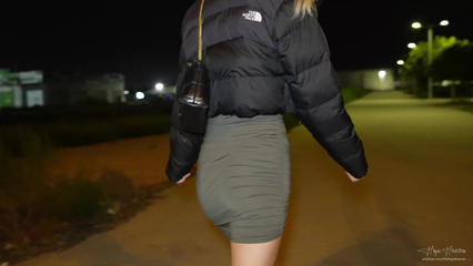 Пацан развел на публичный секс молодую телку из Тиндера