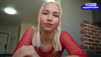 Молодая блондинка в красном белье любит жесткий секс